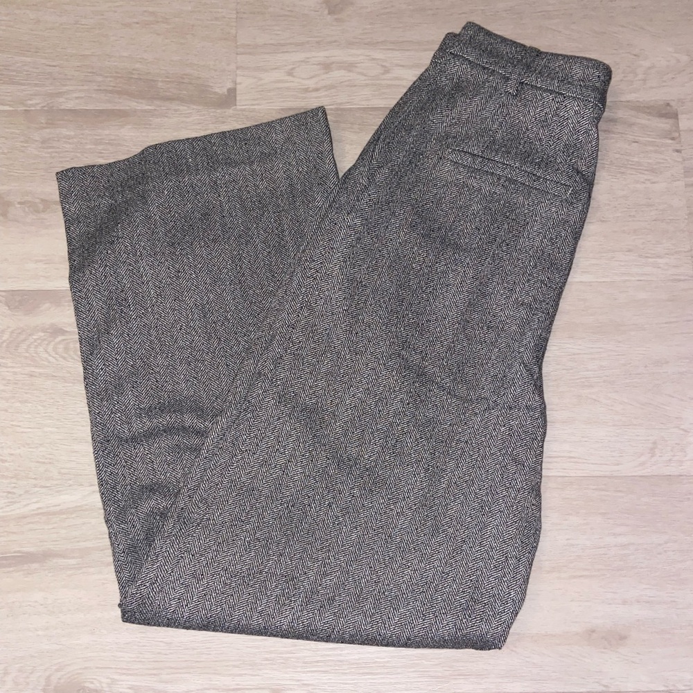 Women’s wide leg black and white chevron patterned slacks